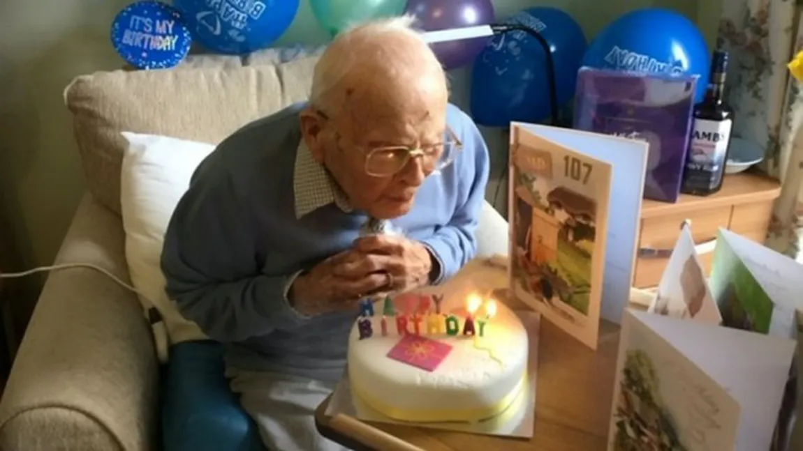 Un veteran de război şi-a sărbătorit aniversarea vârstei de 107 ani fără familie, în contextul pandemiei de coronavirus
