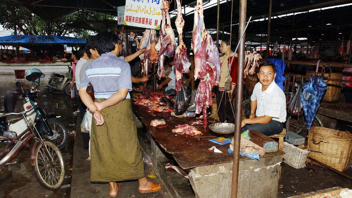 Pieţele din Wuhan s-au redeschis. Chinezii continuă vânzarea animalelor vii, însă au renunţat la păsări şi mamifere terestre