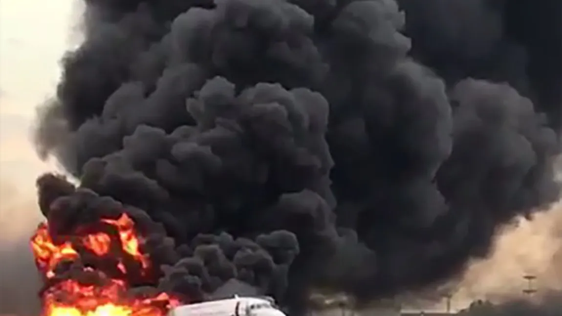 Imagini terifiante cu avionul care s-a lovit de pistă şi a luat foc în Rusia în 2019 VIDEO