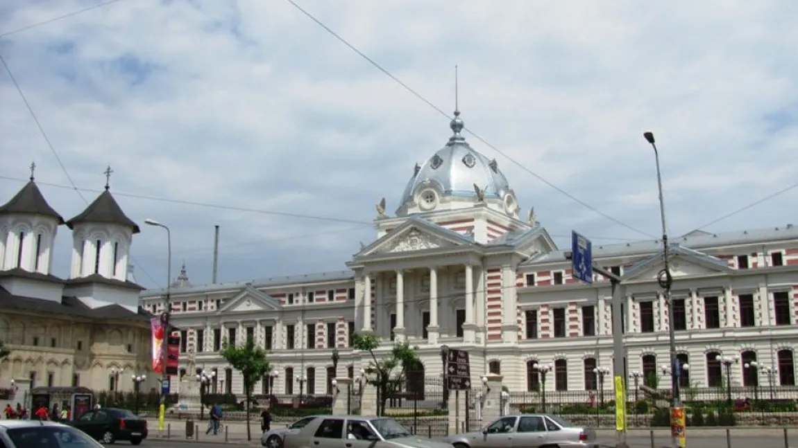 CORONAVIRUS. Coadă de persoane la Spitalul Colţea din Bucureşti. Angajaţii fac triajul pacienţilor
