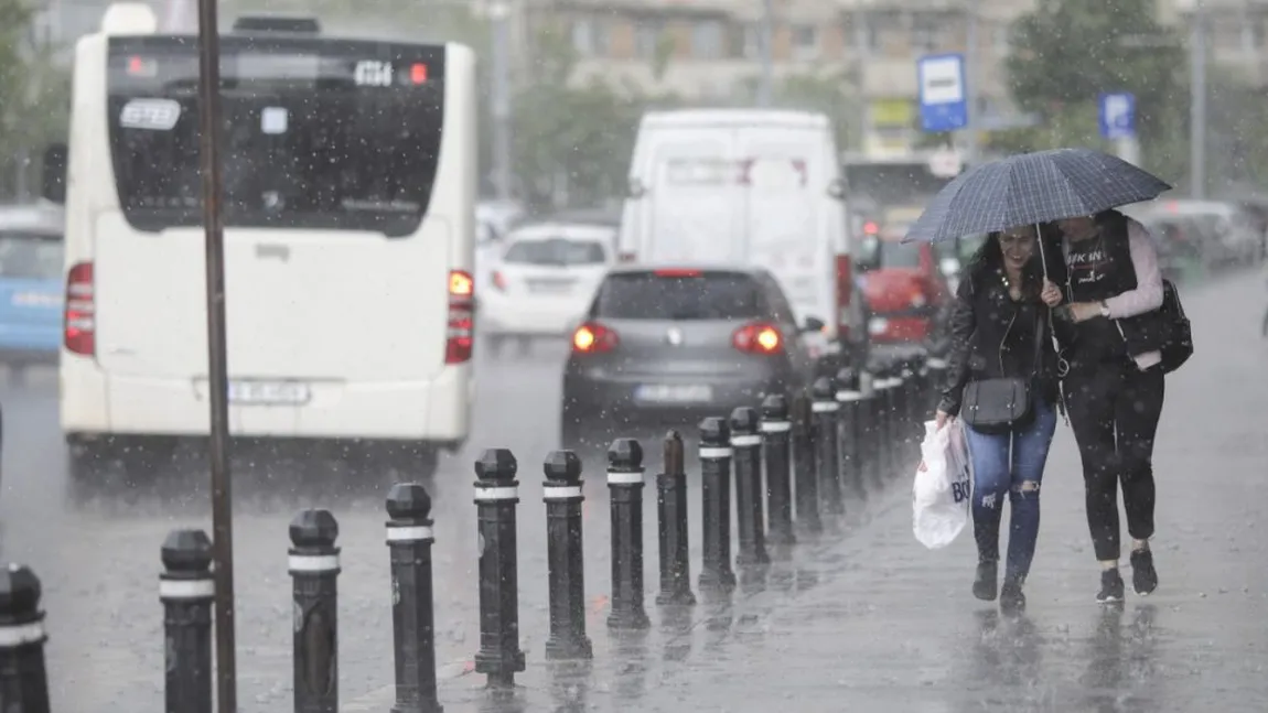 PROGNOZA METEO. Vreme rece cu ploi, grindină şi vijelii la final de săptămână