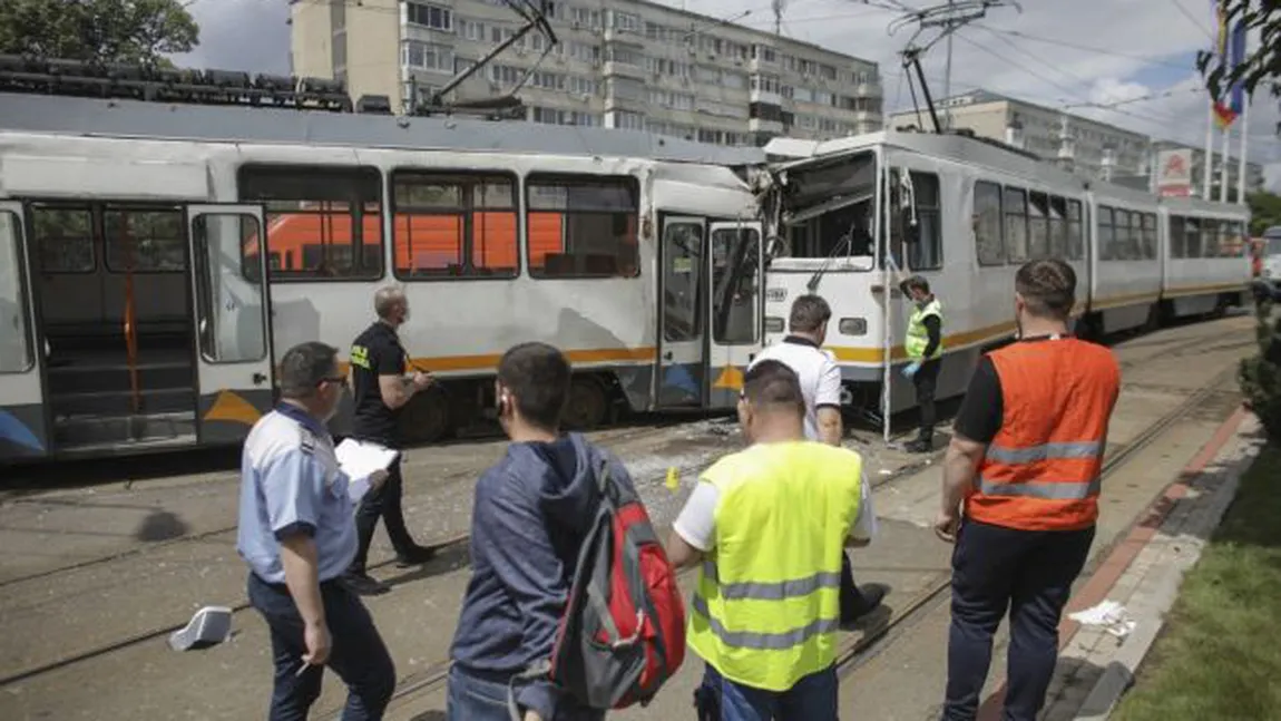 VIDEO Momentul în care două tramvaie se ciocnesc în trafic în zona Şura Mare din Bucureşti. Accidentul filmat de o cameră de bord