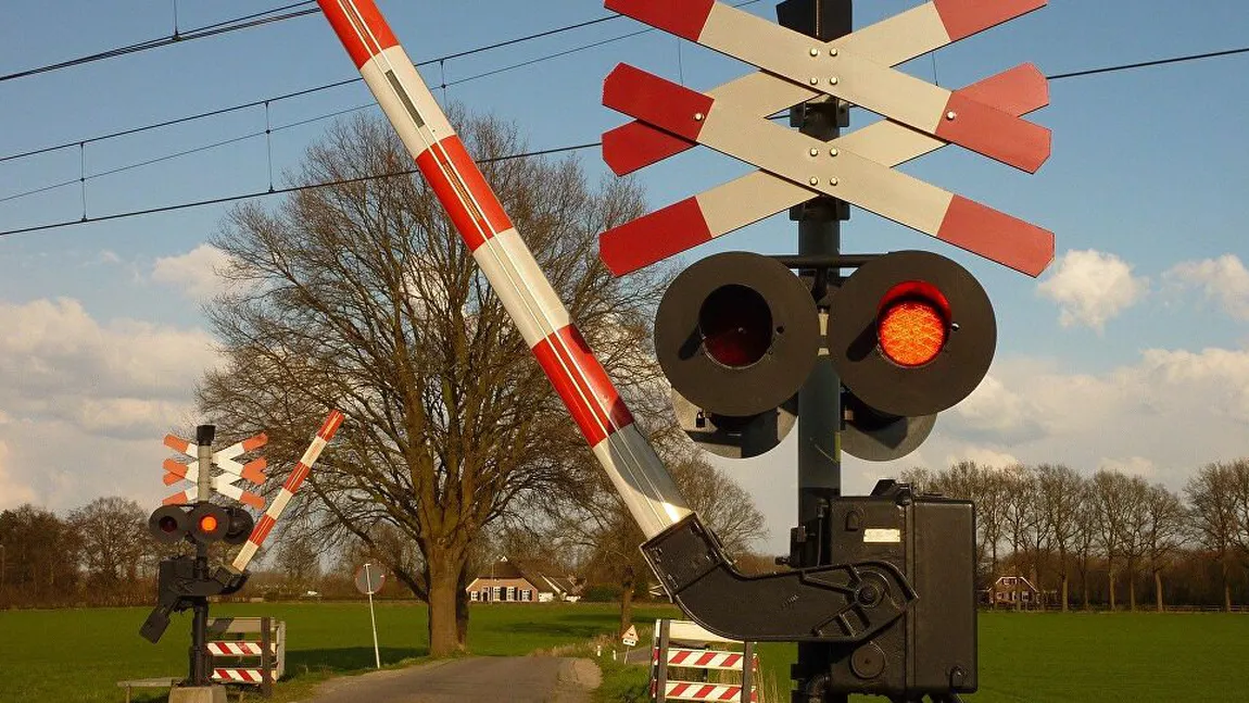 Accident cum rar poate fi văzut. Coliziune violentă între un tren şi un camion ce transporta un vapor VIDEO