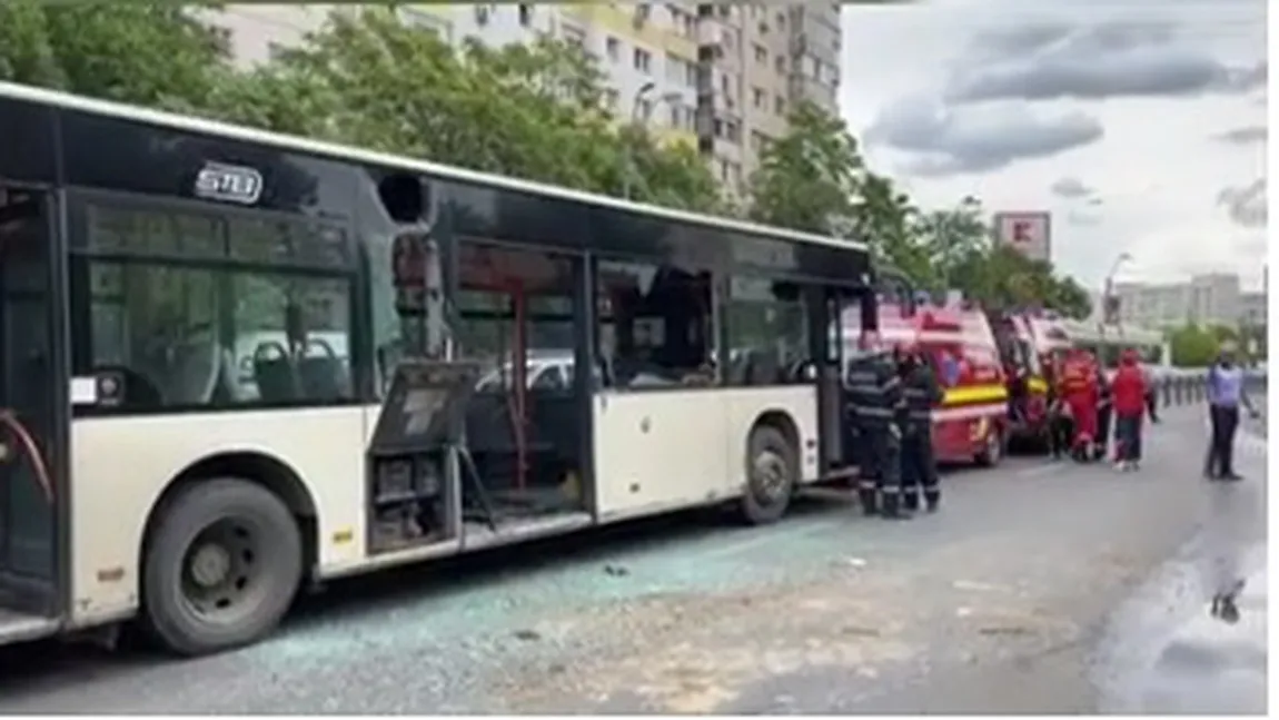 Autobuz STB cu călători lovit de excavator în Bucureşti. Mai multe persoane sunt rănite