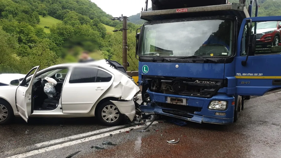 Accident cu două tiruri şi două autoturisme, în Vâlcea. Două persoane au fost rănite FOTO