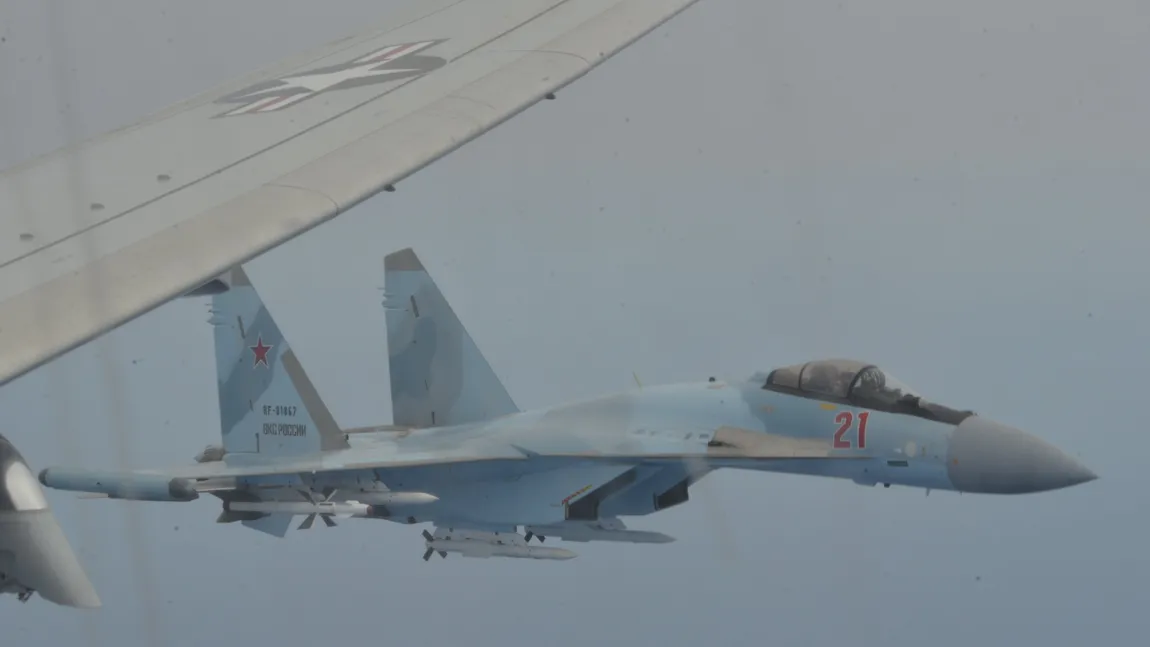 Două avioane de luptă ruseşti interceptează o aeronavă americană. SUA acuză o manevră periculoasă VIDEO