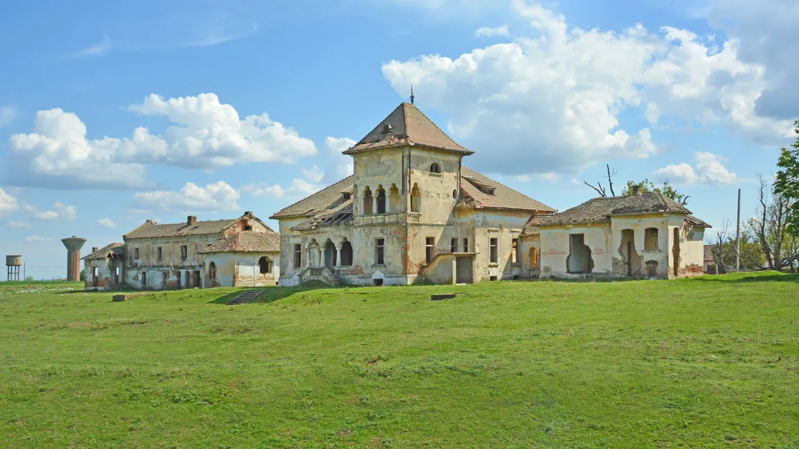 Două conace olteneşti, construite cu peste 100 de ani în urmă, scoase la vânzare