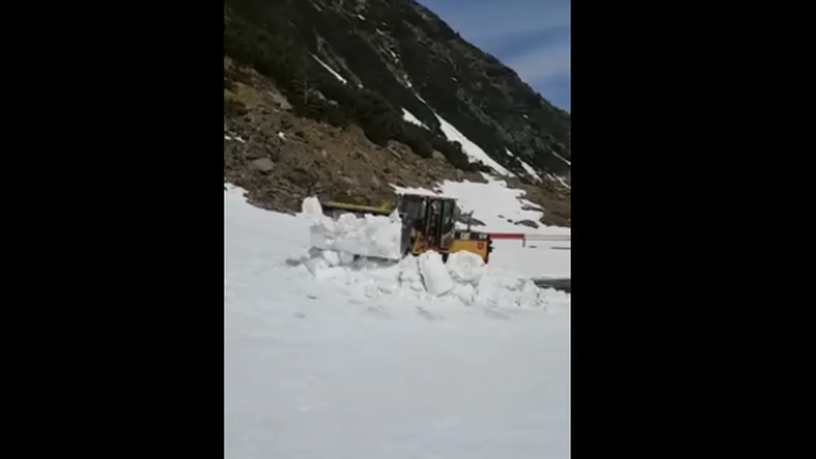 Operaţiune dificilă de deszăpezire pe Transfăgărăşan. Stratul de zăpadă depăşeşte şase metri VIDEO