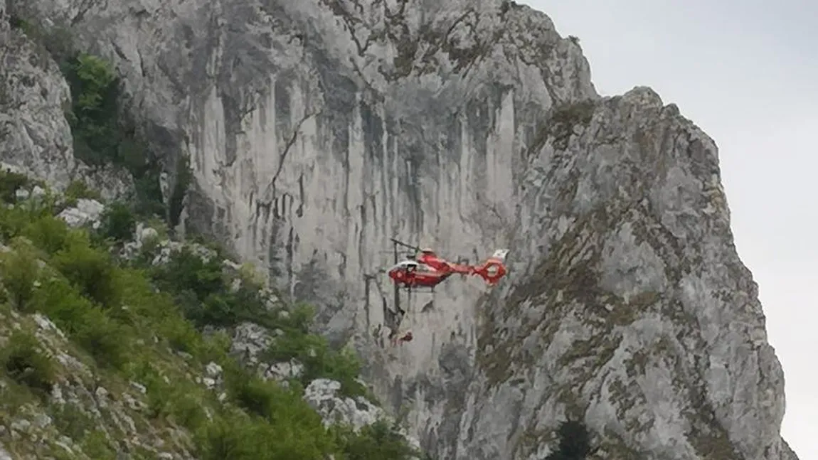 Turist căzut de pe stâncă în Cheile Turzii. Un elicopter SMURD a intervenit pentru a-l transporta la spital