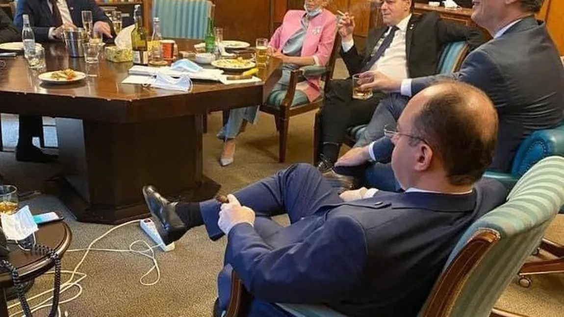 Consilierul lui Orban, după poza cu whisky şi ţigări de la Guvern: 