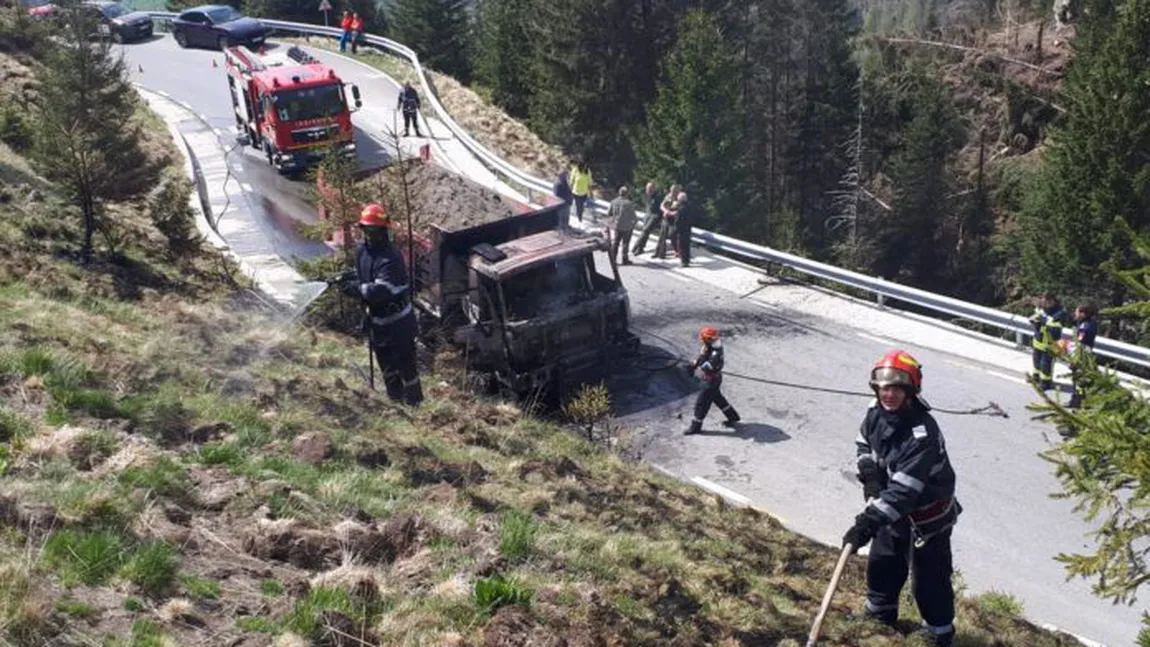 Un camion a luat foc pe şosea. Pompierii au intervenit de urgenţă