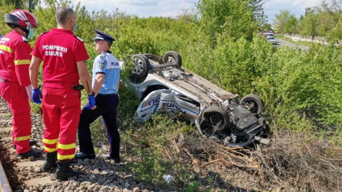 Maşină a Poliţiei, lovită de tren. Un poliţist a murit