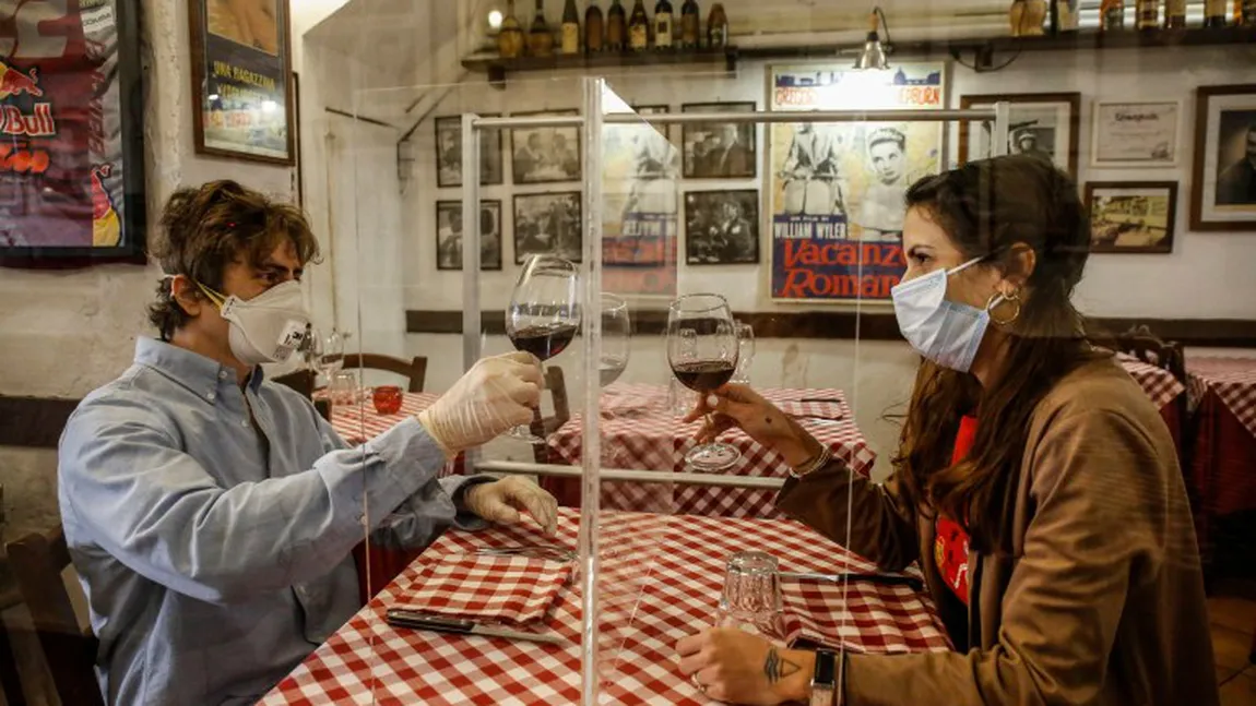 Cum ar putea arăta restaurantele din Italia, după relaxarea restricţiilor. Clienţii vor fi separaţi de panouri uriaşe FOTO
