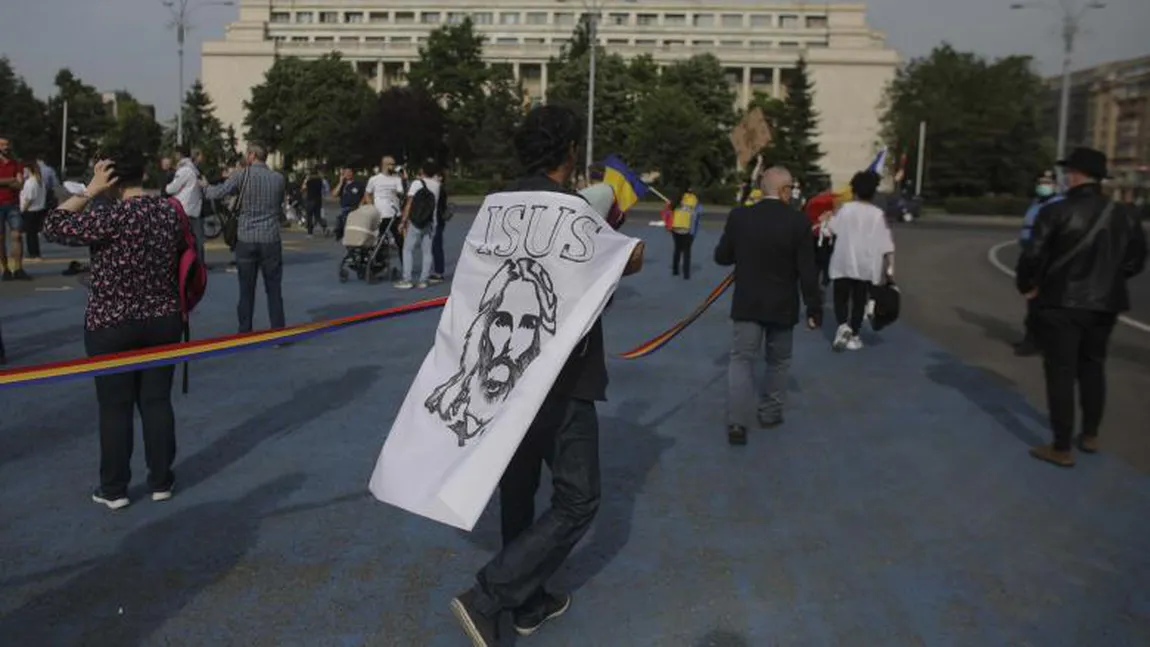 PROTEST în Piaţa Victoriei faţă de modul în care este gestionată epidemia de COVID în România. Jandarmeria: 