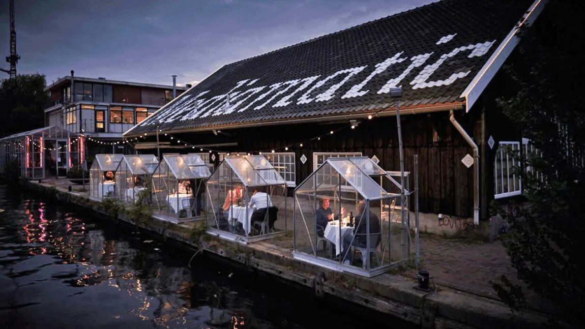 Soluţie ingenioasă într-un restaurant din Olanda. Adăposturi din sticlă, anti-coronavirus pentru respectarea distanţării sociale