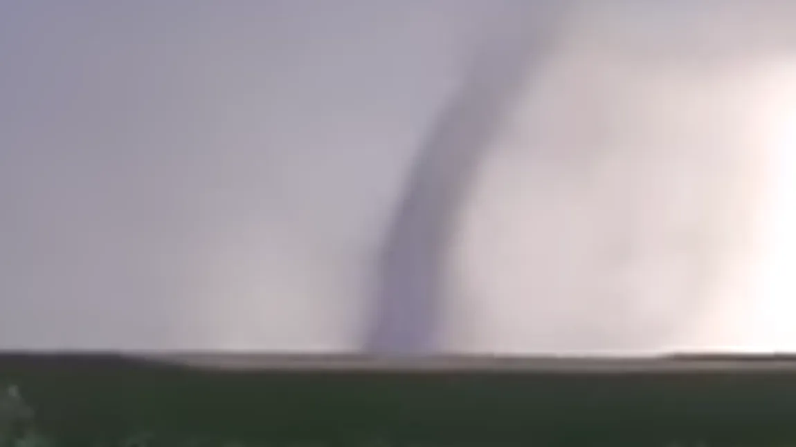 Fenomene extreme în România. O tornadă de praf a fost surprinsă în judeţul Galaţi VIDEO