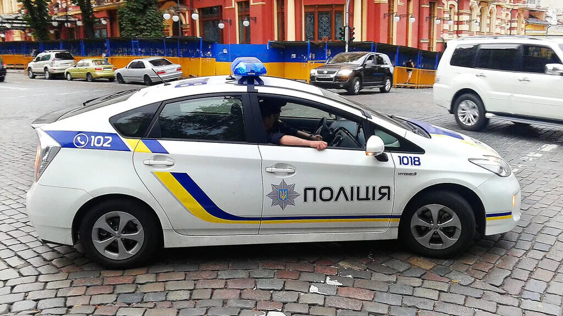 SCANDAL URIAŞ în Ucraina, după ce un poliţist a torturat şi violat o martoră chiar în secţia de poliţie