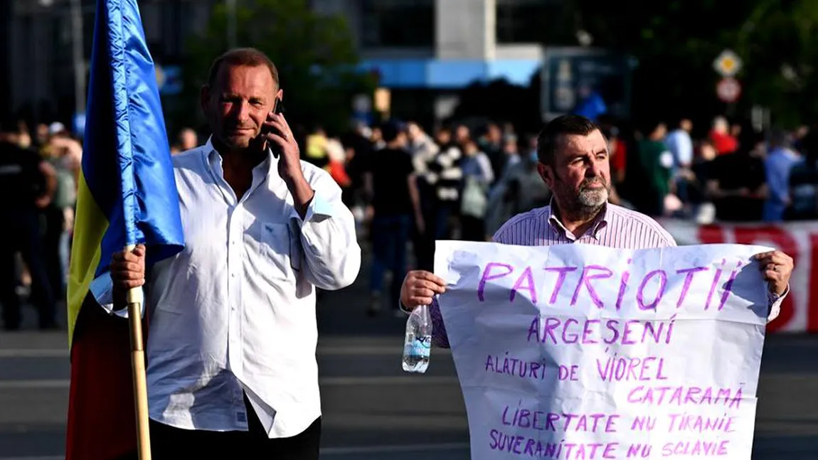 Viorel Cataramă, cu steagul la protestul din Piaţa Victoriei, după ce s-a testat din nou pentru COVID-19