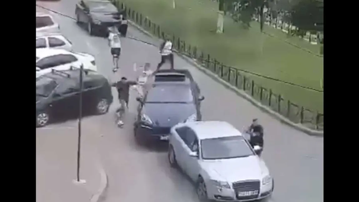 Bătaie cu săbii şi cuţite pe stradă în Craiova. Mai multe maşini au fost avariate VIDEO
