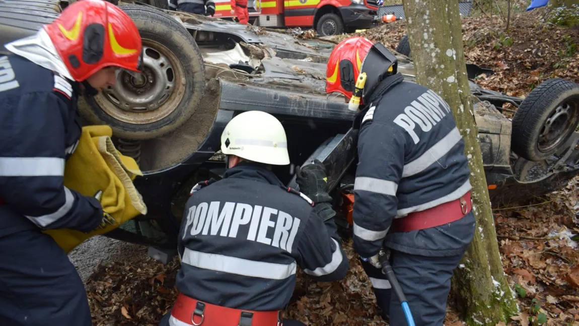 Accident grav în Caraş-Severin! Două persoane au rămas încarcerate