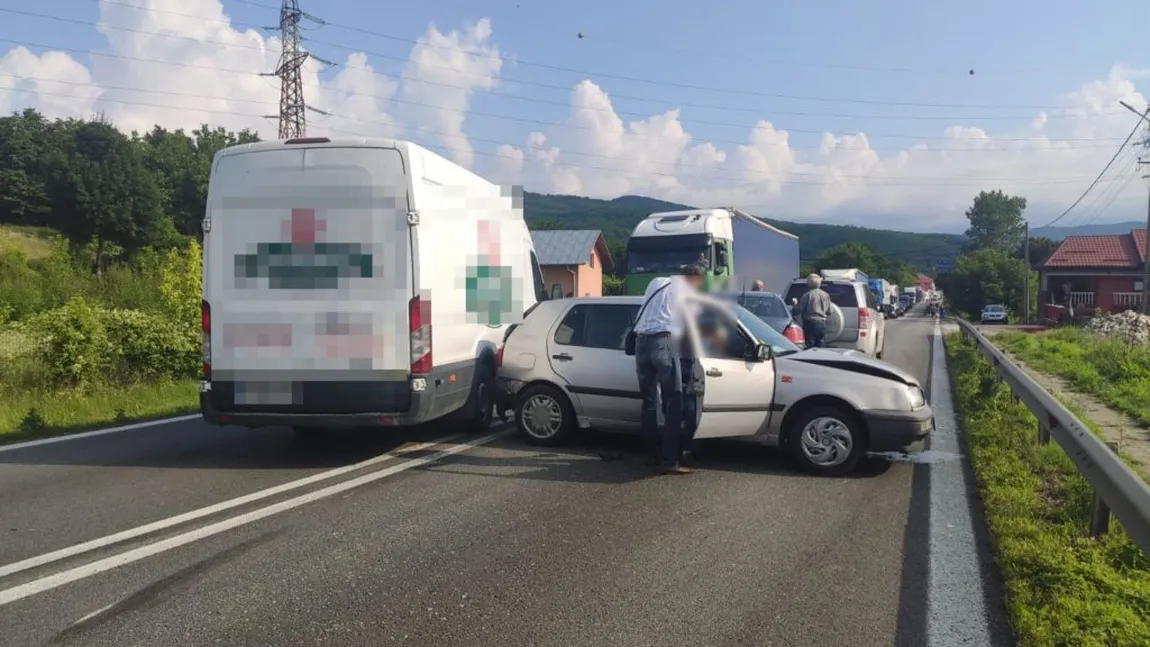 Accident cu patru maşini pe Valea Oltului. Traficul este blocat