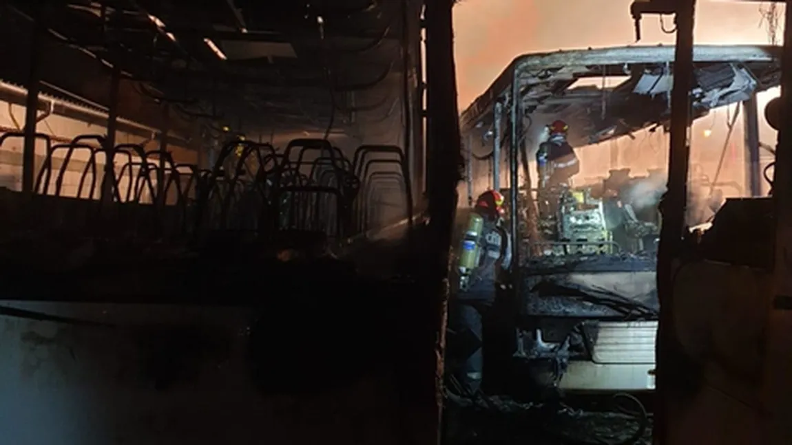 Autobuze incendiate în autogară. Pompierii au intervenit de urgenţă VIDEO