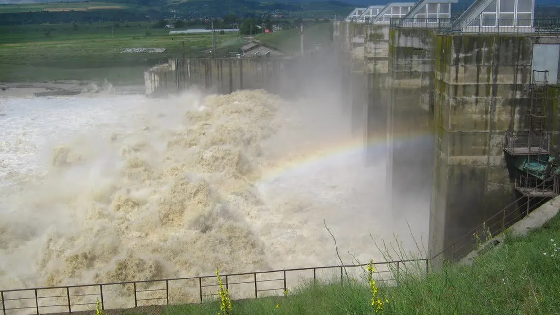 Au crescut inundaţiile în Bacău! Autorităţile au dat drumul la baraje