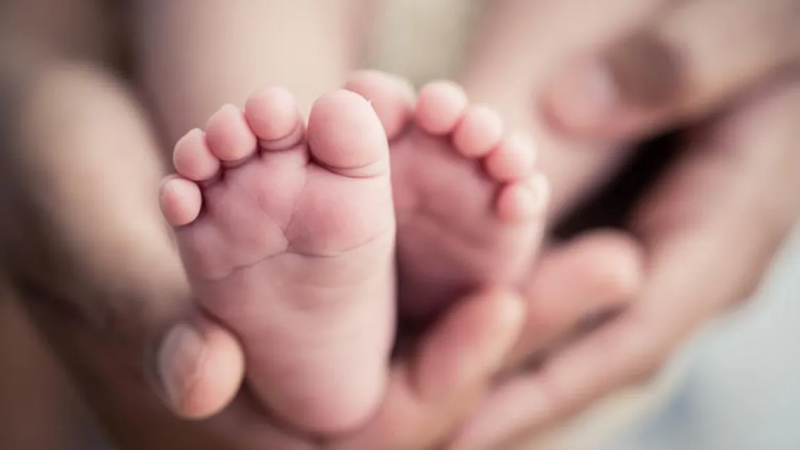 Un bebeluş în vârstă de 13 zile a murit din cauza COVID-19 într-un spital britanic