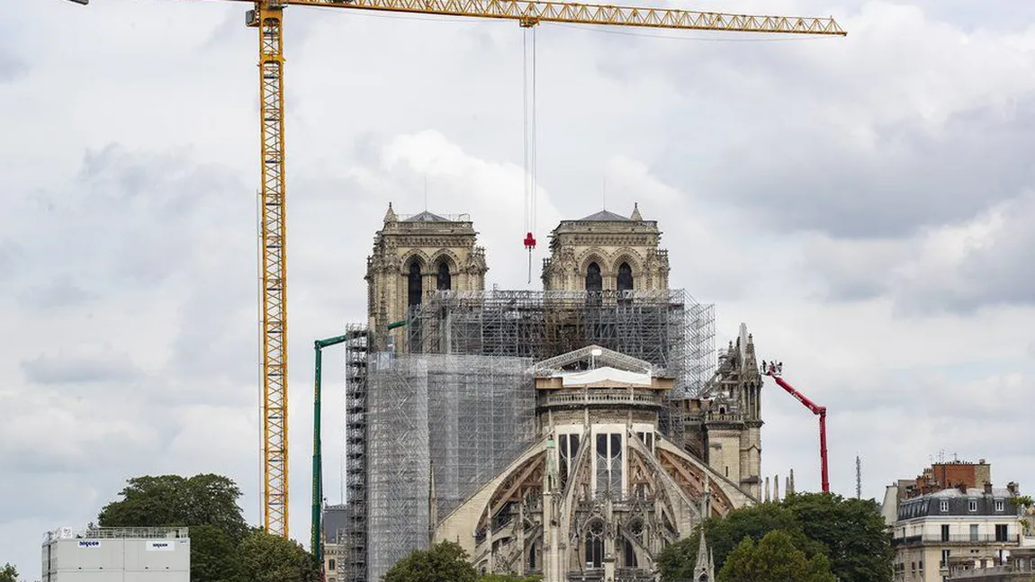 Lucrările de restaurare a Catedralei Notre-Dame au fost reluate. Prima etapă: îndepărtarea vechilor schele topite în timpul incendiului