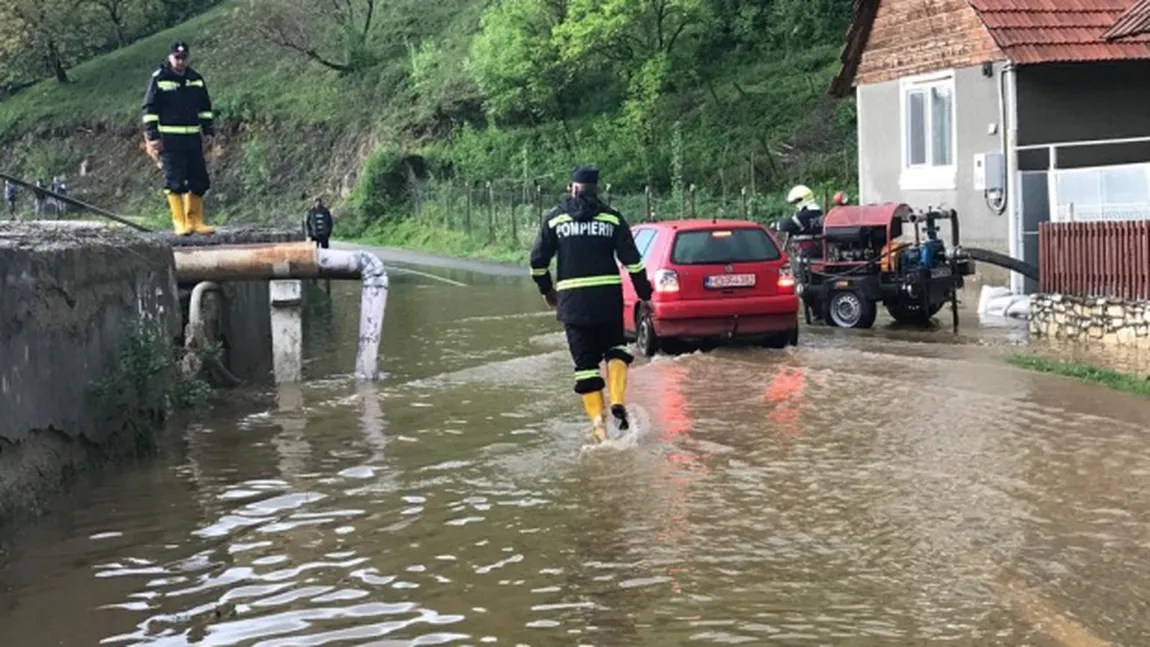 COD PORTOCALIU de inundaţii pe râuri în 21 de judeţe din România, până marţi