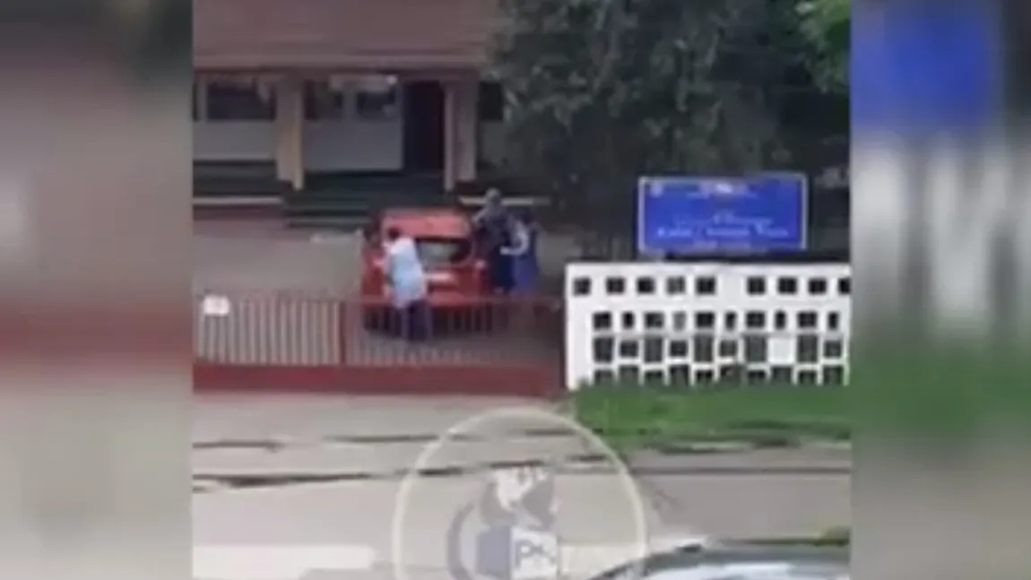 Imagini revoltătoare din curtea unei şcoli din Satu Mare! Femeile de serviciu au fost pune să spele maşina directorului FOTO