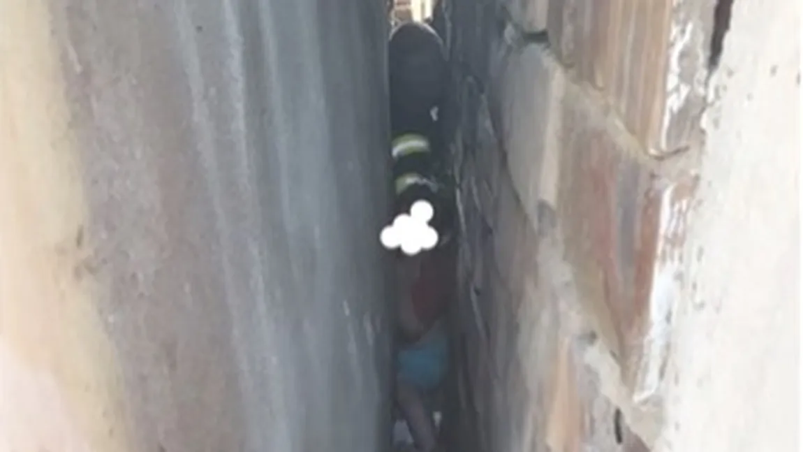 Fetiţă de 3 ani, blocată între doi pereţi între care intrase să se joace