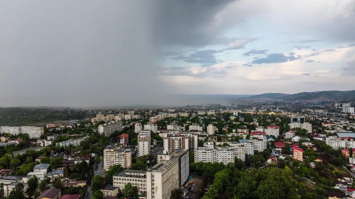 PROGNOZA METEO. Furtuni violente şi în weekend. Când scăpăm de ploi