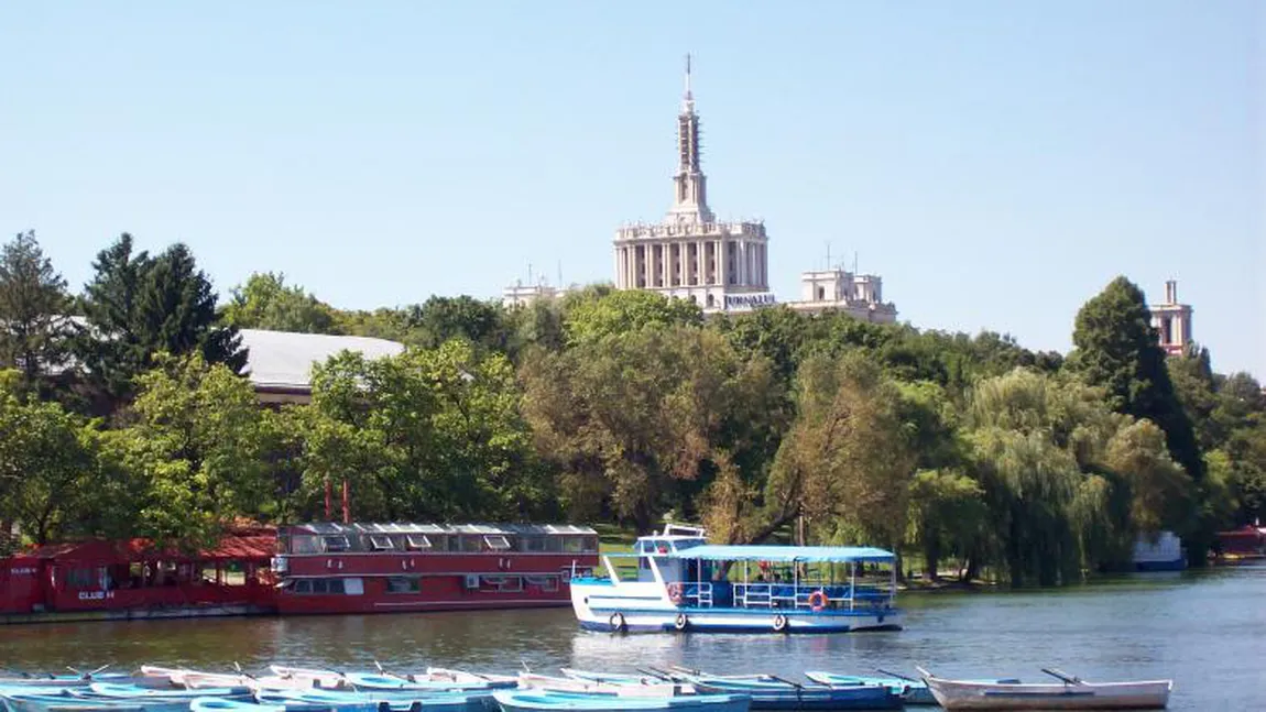 Accident teribil pe Lacul Herăstrău. Din cauza vântului puternic, o persoană s-a răsturnat cu barca