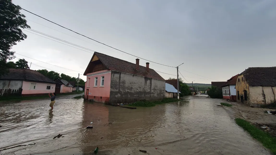 Inundaţiile au făcut prăpăd în ţară. Drumuri rupte de apă, gospodării inundate şi oameni evacuaţi din locuinţe