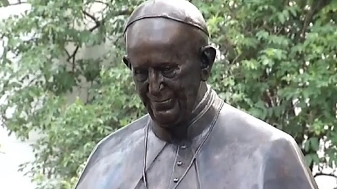 Papa Francisc a fost anul trecut în Dacoromania. Inscripţia de pe soclul bustului Suvernalui Pontif, ridicată la Bucureşti