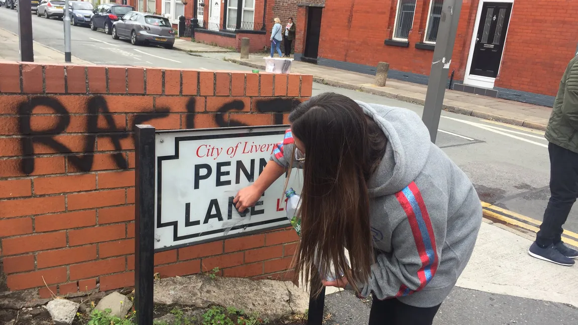 Anti-rasiştii depăşesc limita. Plăcuţele străzii Penny Lane, evocată de Beatles, vandalizate din cauza unor eronate legături cu sclavia