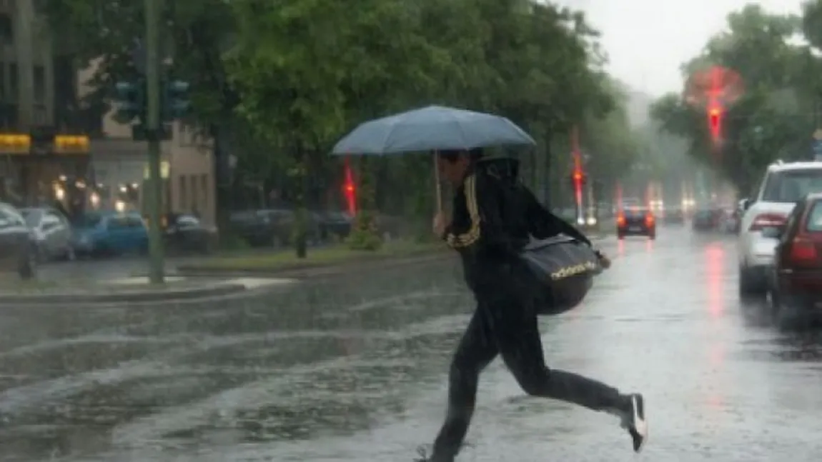 AVERTIZARE METEO. COD PORTOCALIU de ploi şi vijelii în jumătate de ţară