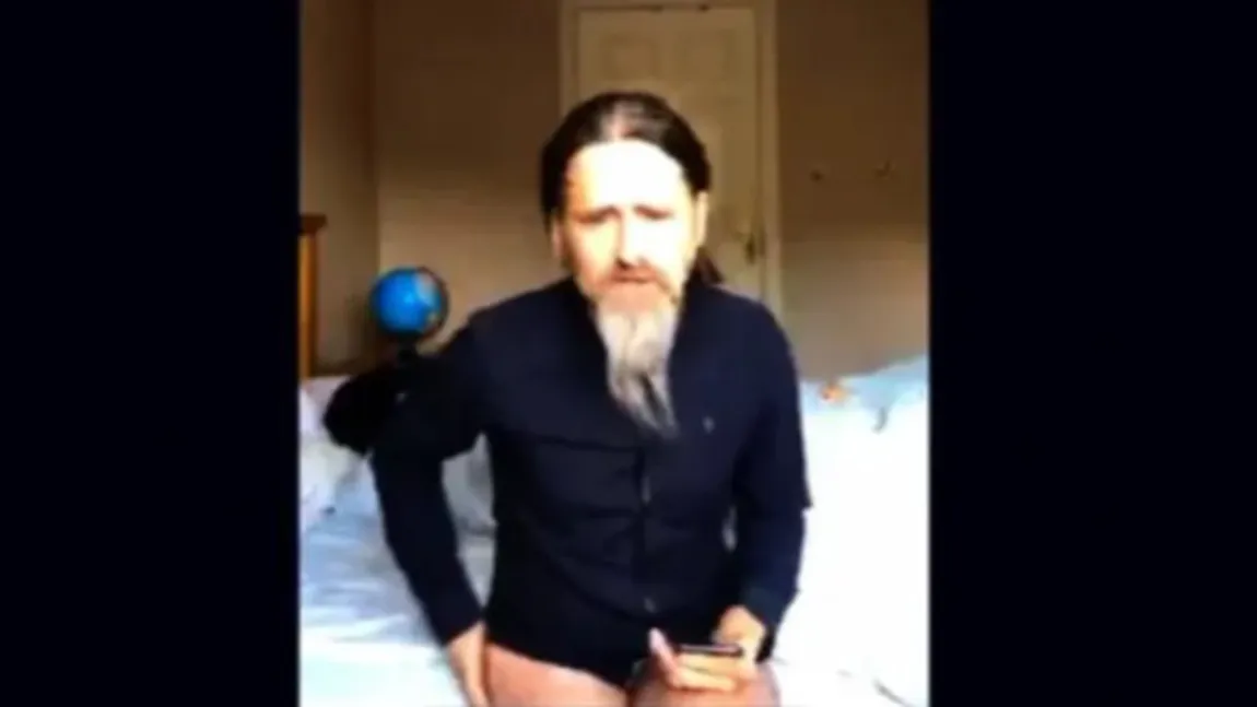 Apariţie şocantă a unui politician. A apărut la dezbatere în lenjerie intimă VIDEO