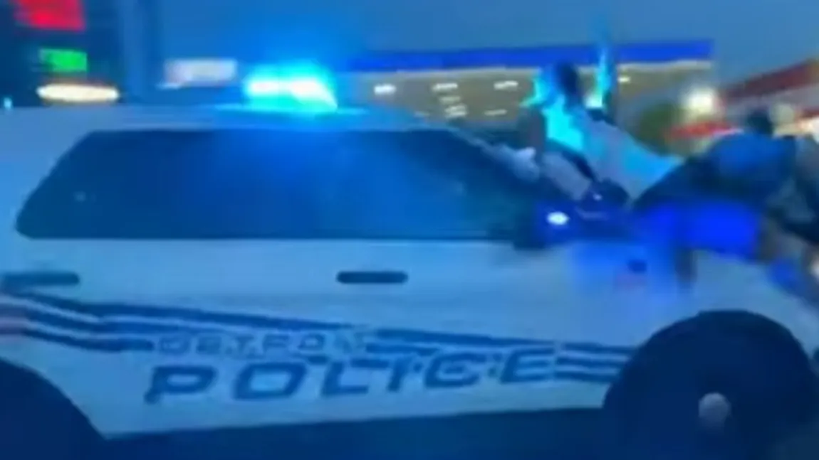Imagini incredibile din SUA. O maşină de poliţie intră cu viteză într-un grup de protestatari VIDEO