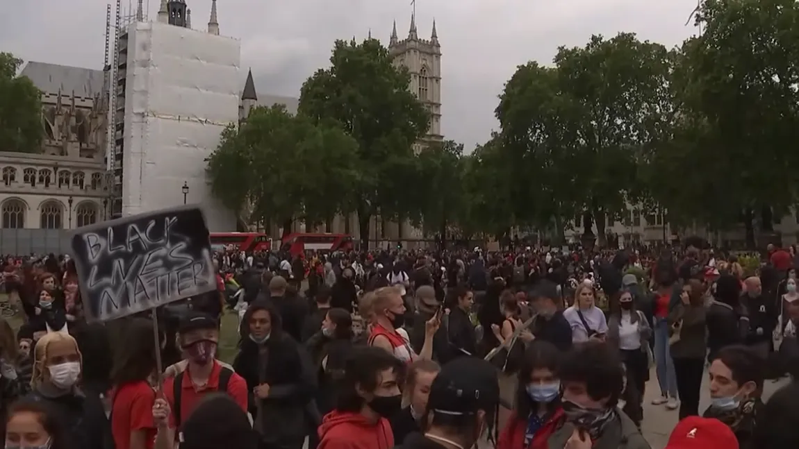 Proteste violente în centrul Londrei. Manifestanţii au atacat forţele de ordine VIDEO