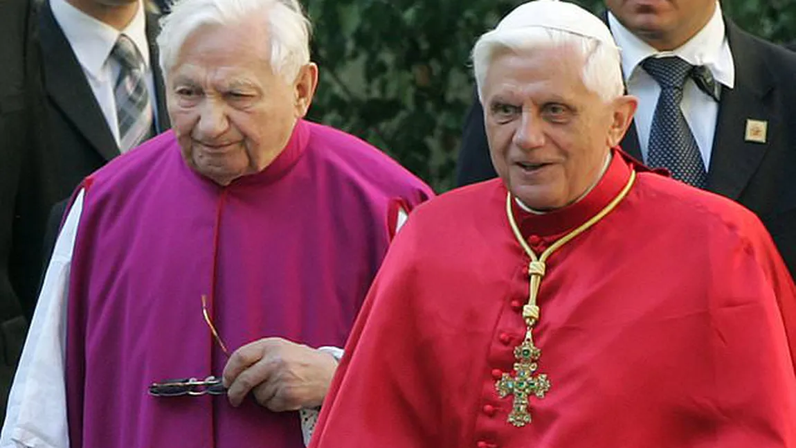 Imagini rare cu fostul Papă Benedict al XVI-lea. La 93 de ani a părăsit Vaticanul pentru a-şi vizita fratele de 96 de ani FOTO