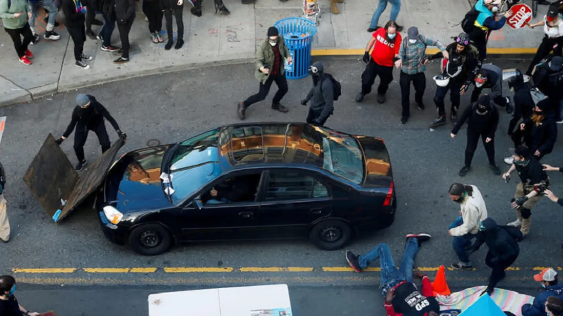 Imagini ŞOCANTE în SUA: Un bărbat a intrat cu maşina într-o mulţime de protestatari şi a împuşcat o persoană VIDEO