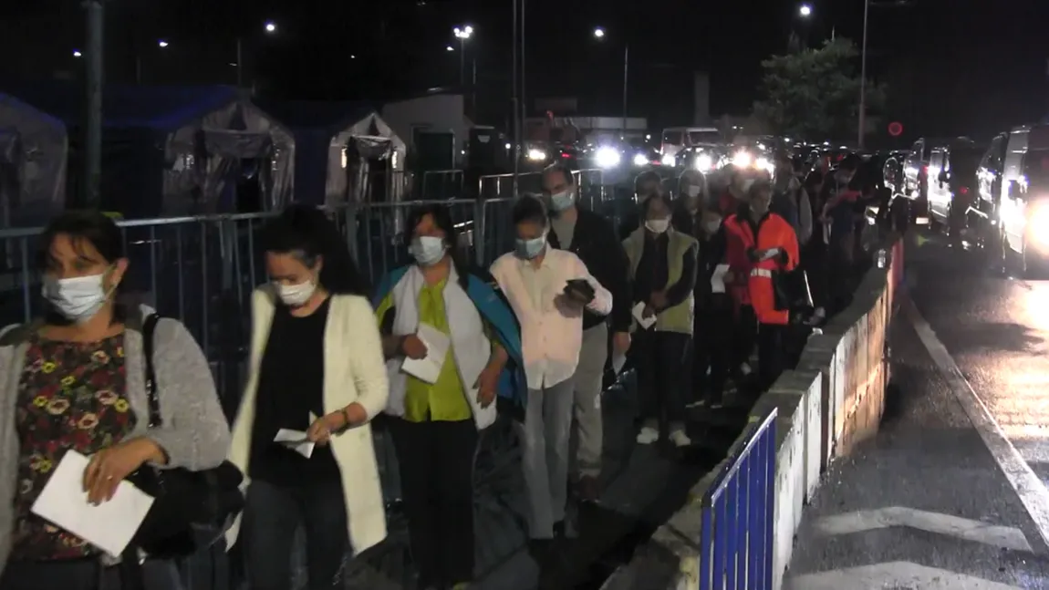 Cozi de sute de români la vamă, pentru a intra fix la ora 24:00 VIDEO