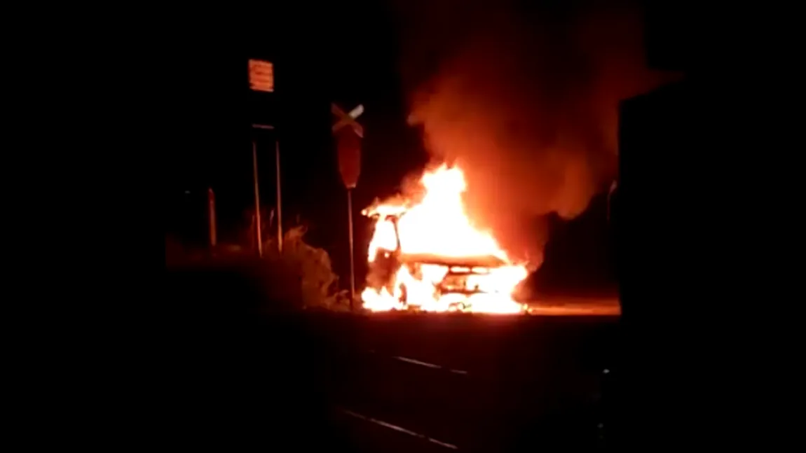 Maşina şefului Poliţiei de Frontieră din Vişeu de Sus, incendiată cu un cocktail Molotov VIDEO