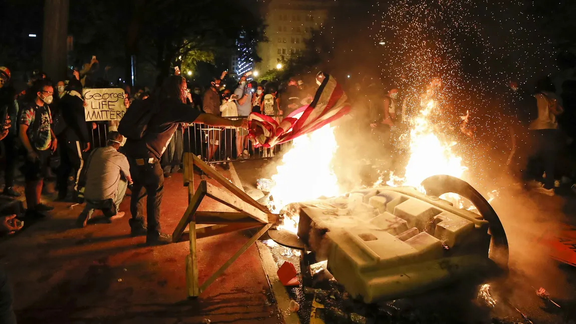 Washington DC, transformat în zonă de război. Anarhie în capitala SUA, protestatarii au vrut să ia cu asalt Casa Albă VIDEO