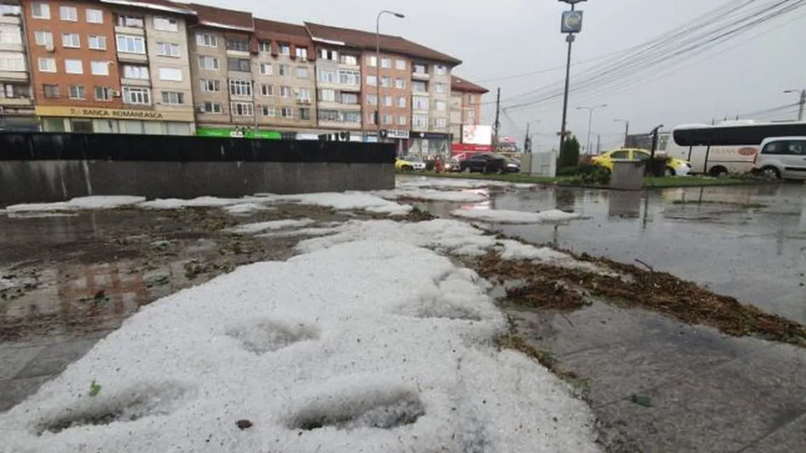 Iarnă în plină vară! Un oraş din România a fost acoperit cu gheaţă VIDEO