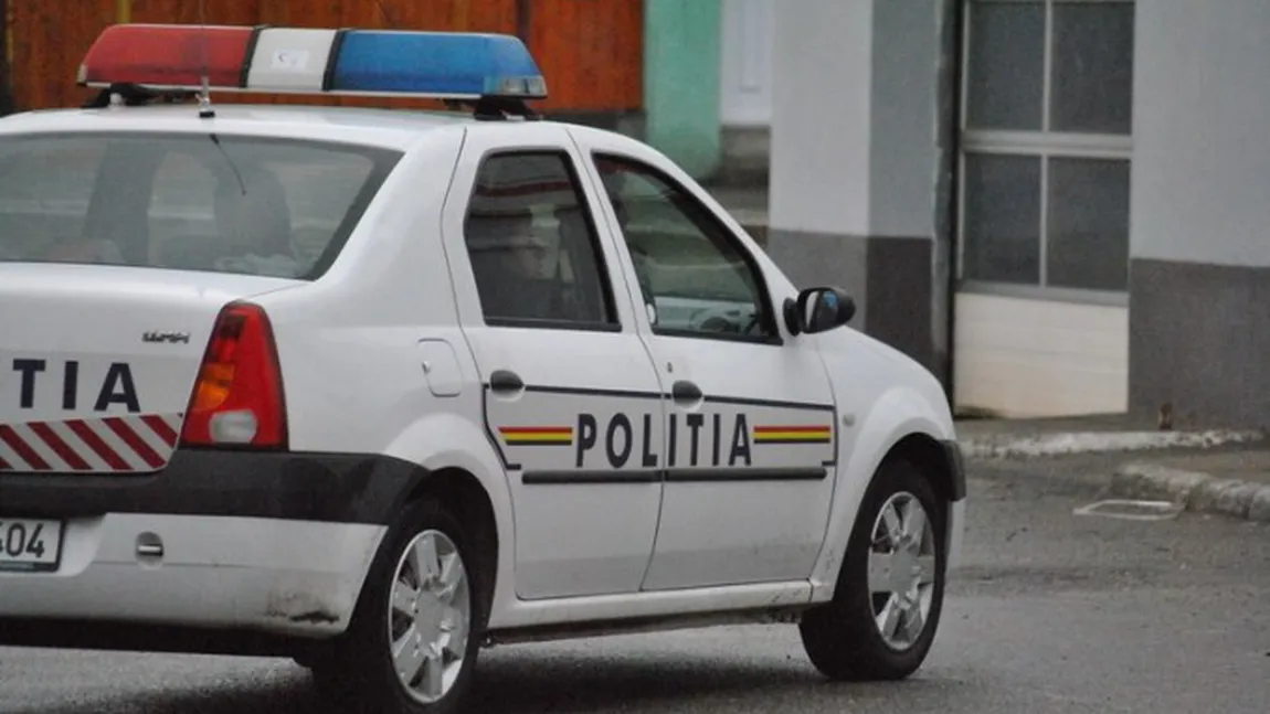 Urmărire ca în filme! Un şofer fără permis a intrat într-o staţie de autobuz şi a acroşat un poliţist