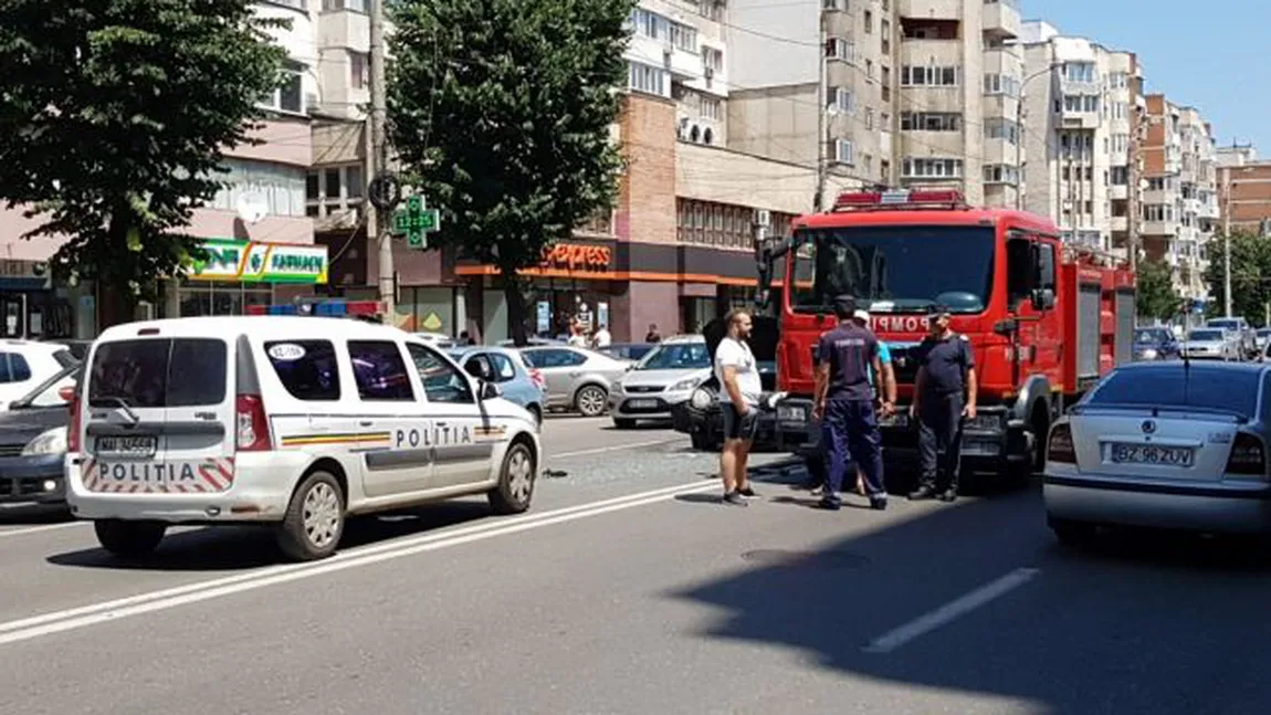 Accident grav provocat de o şoferiţă de 74 de ani. A lovit violent o maşină care circula regulamentar VIDEO