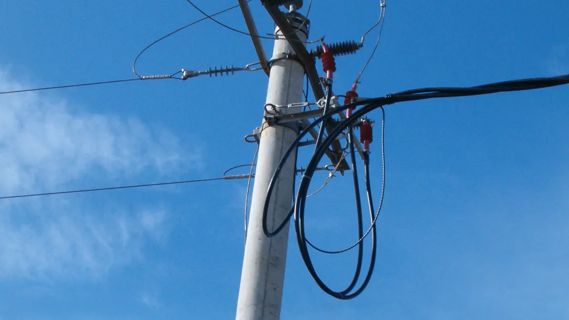 Primul judeţ din România electrificat în întregime. Toate satele sunt racordat la reţeaua de energie